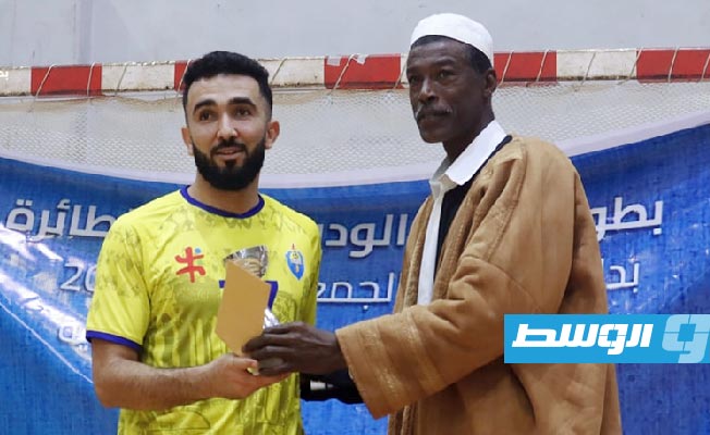 تتويج عبدالله المنصوري مع فريق الكرة الطائرة بنادي الجزيرة زوارة في البطولة الودية. (صفحة نادي الجزيرة زوارة عبر فيسبوك)