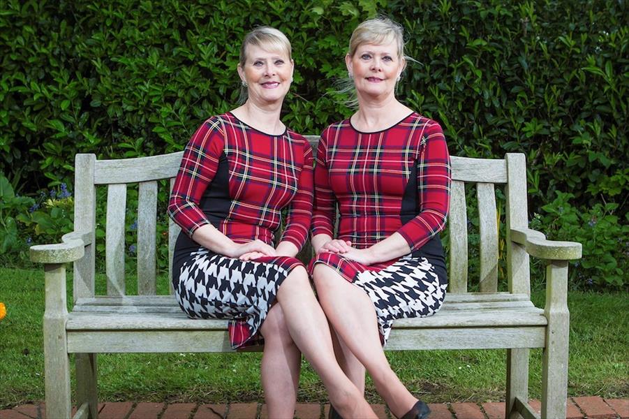 بالصور: توأمتان ترتديان ملابس متشابهة طوال حياتهما