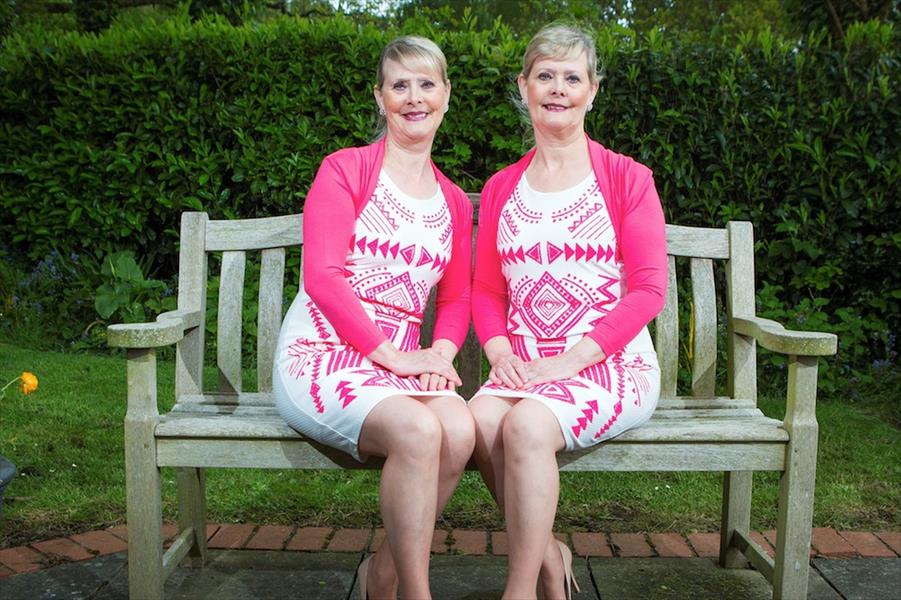 بالصور: توأمتان ترتديان ملابس متشابهة طوال حياتهما