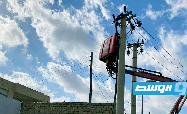 بالصور: أعمال صيانة بشبكة الكهرباء في طرابلس والجنوب الليبي