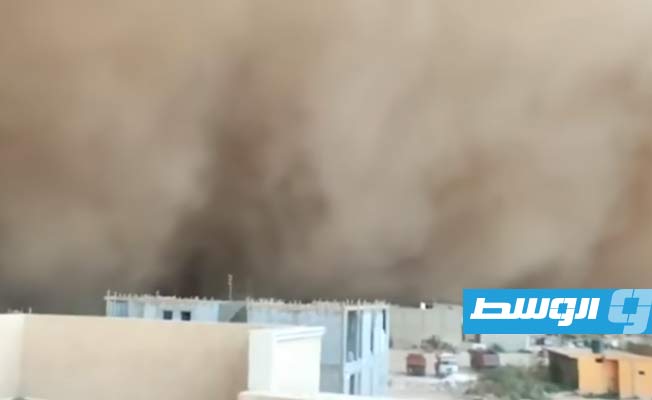 عاصفة رملية تغطي شوارع مدينة سلوق، 24 أغسطس 2023، (صورة من مقطع فيديو)