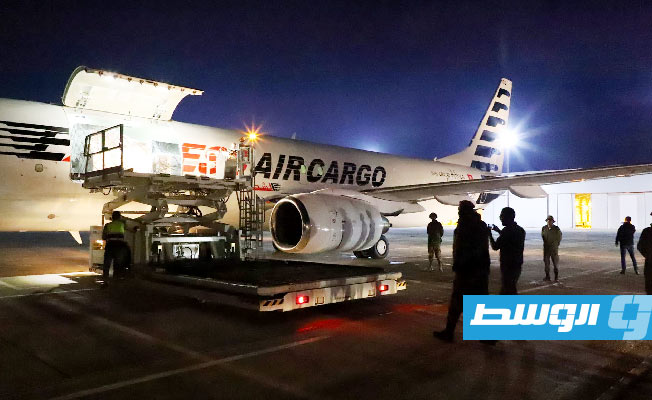 بالصور.. طائرة مساعدات فرنسية تصل بنغازي