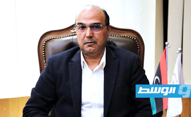 رئيس المجلس التسييري لبلدية بنغازي صقر بوجواري خلال اجتماع مع القطراني لبحث إعمار المدينة. (بلدية بنغازي)