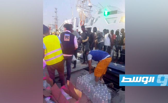 إنقاذ مهاجرين غير شرعيين بالبحر المتوسط على متن قارب مطاطي, 27 يونيو 2021. (البحرية الليبية)