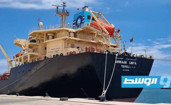 ميناء مصراتة يستقبل 25 ألف طن من البنزين