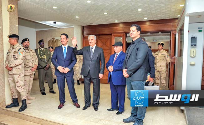 جانب من استقبال قائد قوات «القيادة العامة»، المشير خليفة حفتر لرئيس المخابرات العامة المصرية عباس كامل في بنغازي، الإثنين 25 مارس 2024 (القيادة العامة)