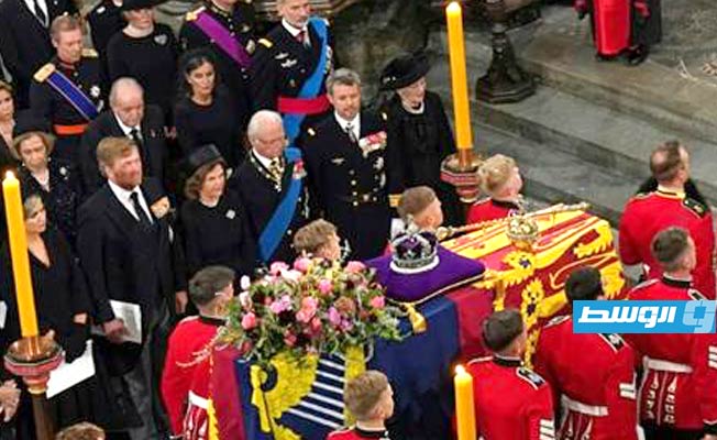 «تقارب علني».. ملك إسبانيا ووالده يشاركان في جنازة الملكة إليزابيث الثانية