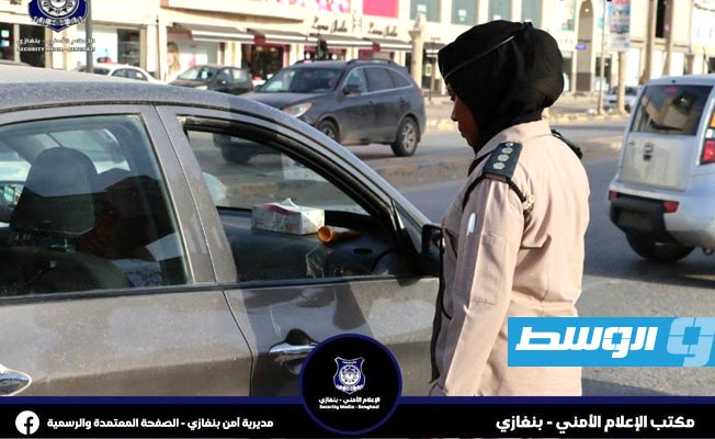 إحدى عناصر وحدة الشرطة النسائية في حملة أمنية مرورية بمدينة بنغازي، 2 أكتوبر 2022. (مديرية أمن بنغازي)