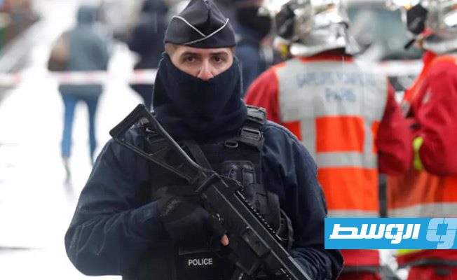 الشرطة الفرنسية تقتل رجلا هدد عناصر أمن بـ«سكّين جزّار» في باريس