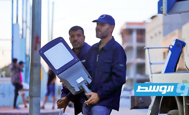 شركة الكهرباء تواصل تركيب مصابيح موفرة للطاقة في شوارع طرابلس
