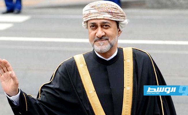 سلطان عمان يصل إلى السعودية في أول رحلة للخارج