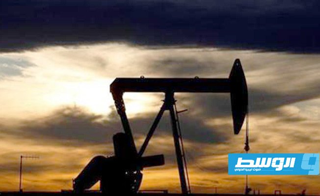 أسعار النفط تتراجع مع «قفزة مفاجئة» في المخزونات الأميركية