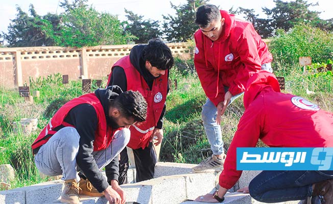 جانب من دفن الجثث مجهولة الهوية، الأربعاء 22 فبراير 2023 (الهلال الأحمر الليبي)
