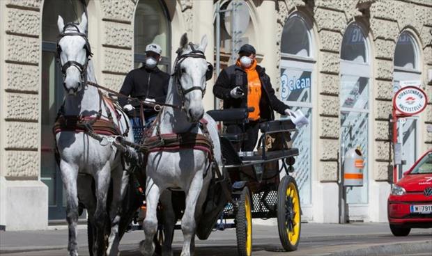 عربات الخيول في فيينا توصل الوجبات الغذائية إلى المسنين