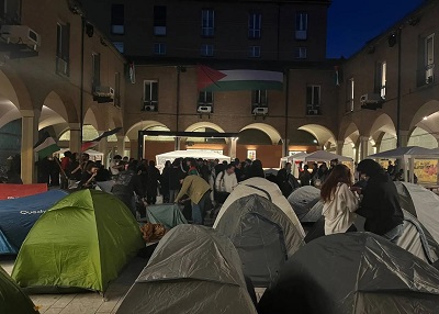 طلاب من جامعة بولونيا الإيطالية ينصبون الخيام للاعتصام تضامنا مع الفلسطينيين، الأحد 5 مايو 2024 (فيسبوك)
