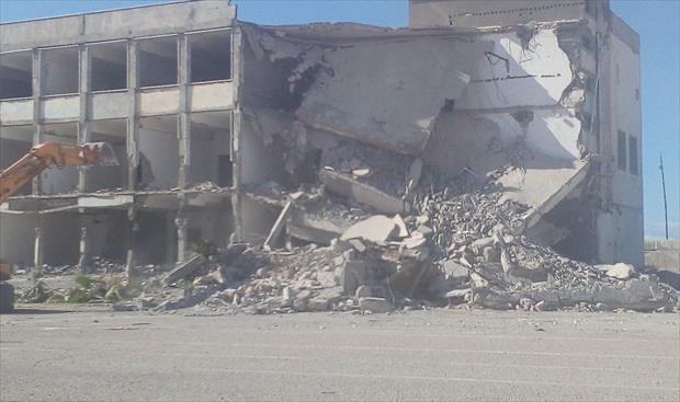 جرافات تقوم بازالة بعض المباني في كلية البنات العسكرية.(بلدية طرابلس)