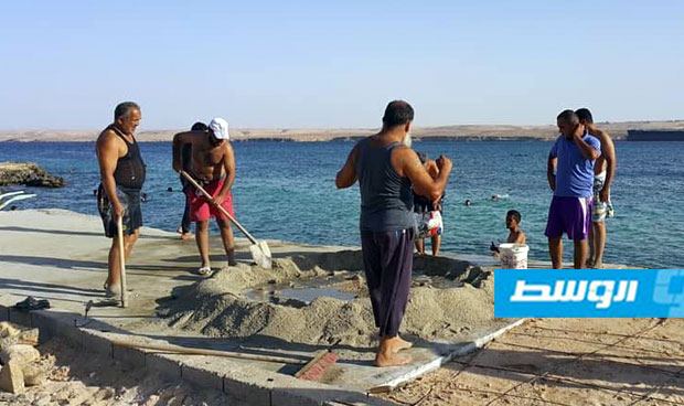 حملة تطوعية لنظافة وترميم نادي الغوص البحري في طبرق