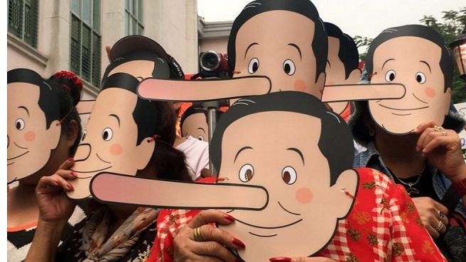 ناشطون تايلانديون يرتدون أقنعة «بينوكيو» لاتهام قائد المجلس العسكري بالكذب