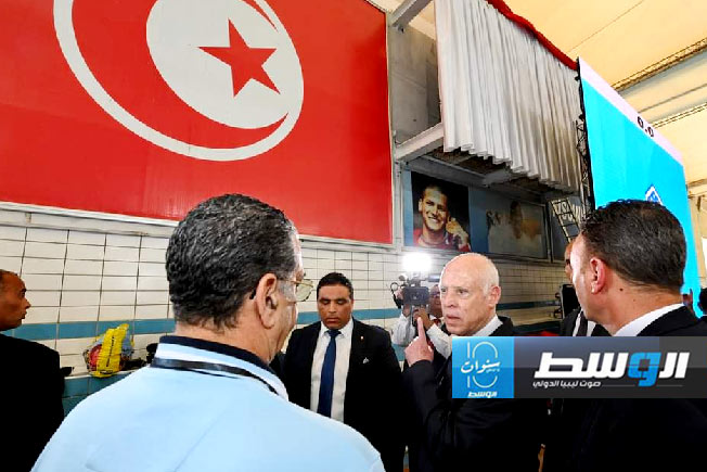الرئيس التونسي يأمر بحل اتحاد السباحة بسبب أزمة «حجب العلم»