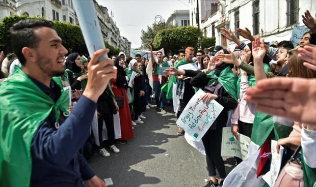 آلاف الطلاب الجزائريين يطالبون برحيل «النظام»