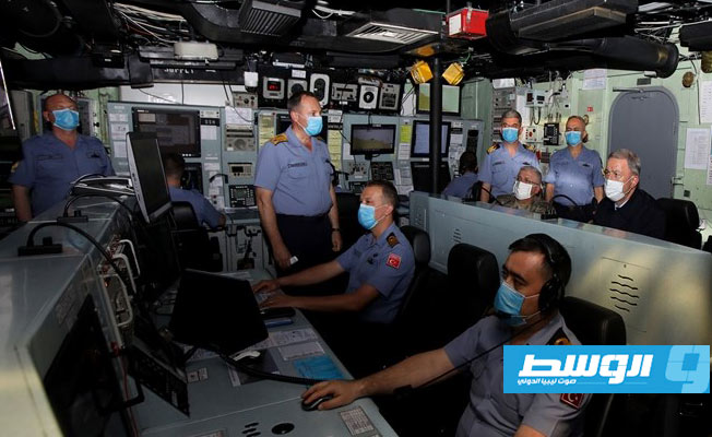 أكار خلال تفقده تفقده السفينة الحربية «TCG Giresun» وسط البحر المتوسط، قبالة السواحل الليبية، 4 يوليو 2020. (TRT)