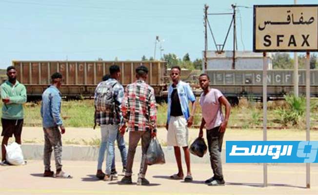 «هيومن رايتس» تطالب تونس بوقف طرد مهاجرين إلى الحدود الليبية