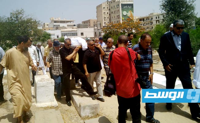 عائلة ومحبو الفنان الليبي علي ماهر يشيعون جثمانه إلى مثواه الأخير بمقبرة «سيدي منيدر» في طرابلس (بوابة الوسط)