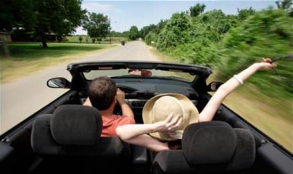 جلوس الزوجة بجانب زوجها أثناء القيادة يزيد وقوع الحوادث