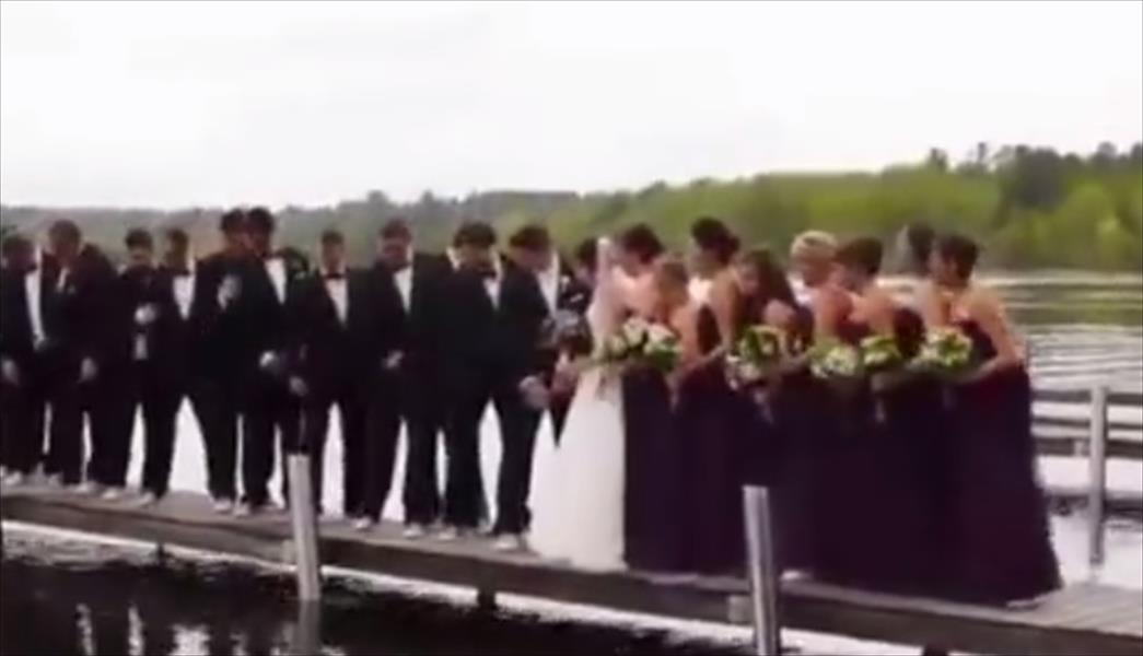بالفيديو: العروسان والمدعوون يسقطون في المياه