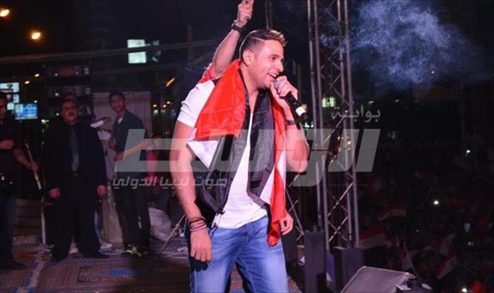 بالصور: هشام عباس وإيهاب توفيق يحتفلان بفوز السيسي أمام "الاتحادية"