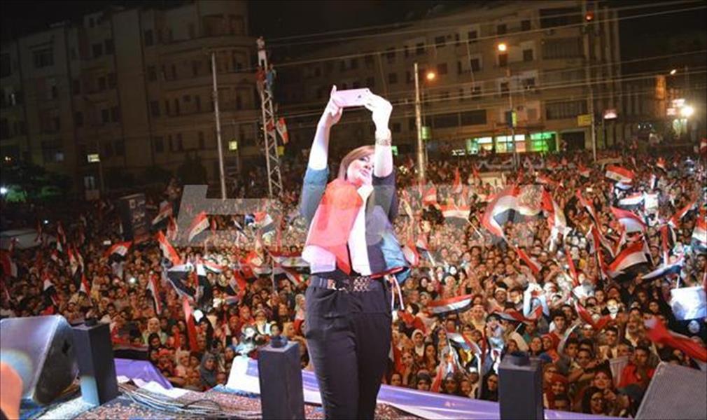 بالصور: هشام عباس وإيهاب توفيق يحتفلان بفوز السيسي أمام "الاتحادية"