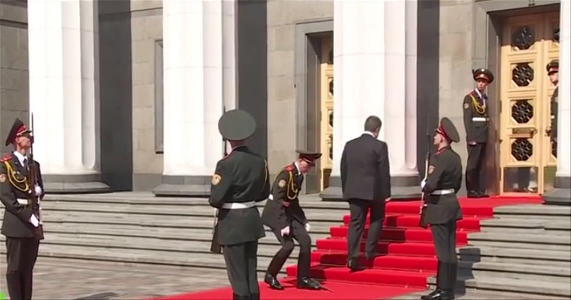 بالفيديو: جندي يسقط بجوار الرئيس الأوكراني الجديد