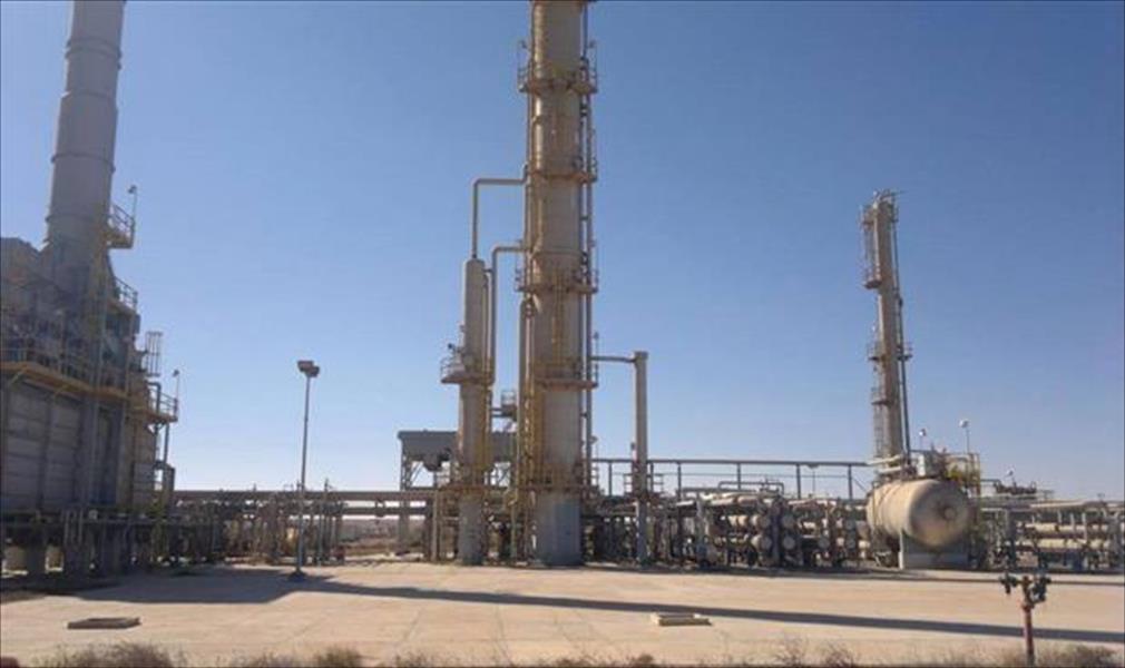 انخفاض عائدات النفط الجزائري 40%