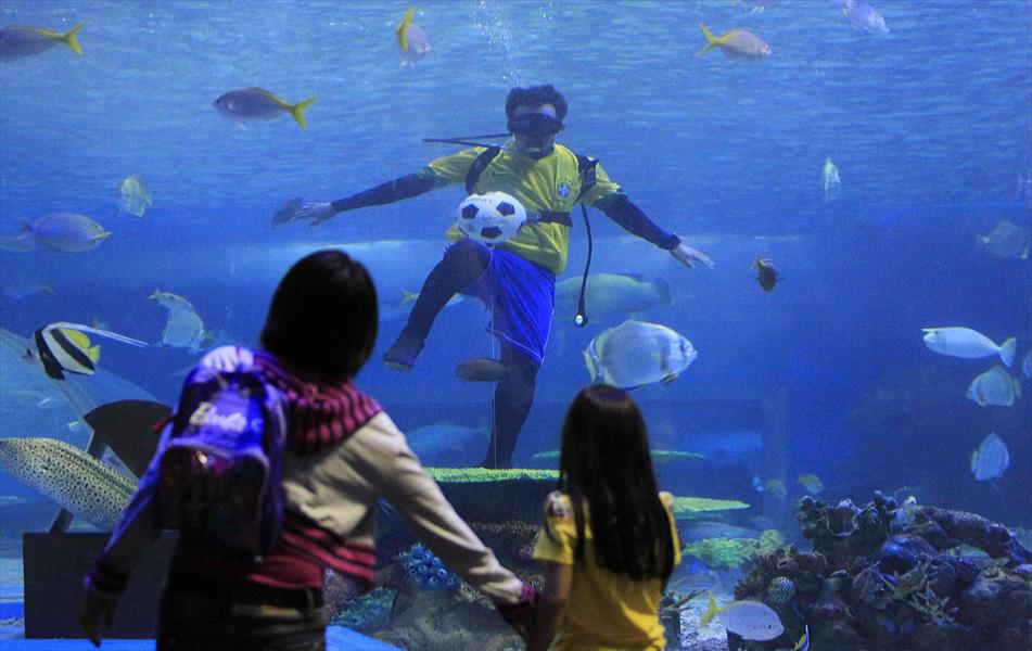 بالصور: غطاس يلعب كرة القدم تحت الماء
