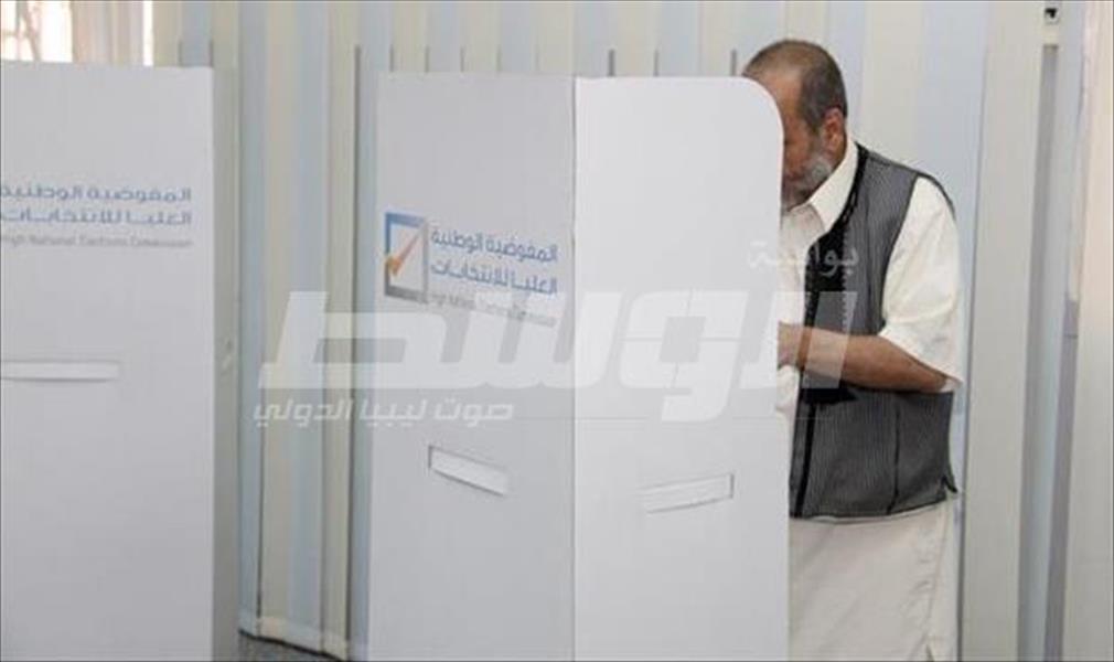 بالصور: الناخبون في دائرة طرابلس الرئيسية يدلون بأصواتهم