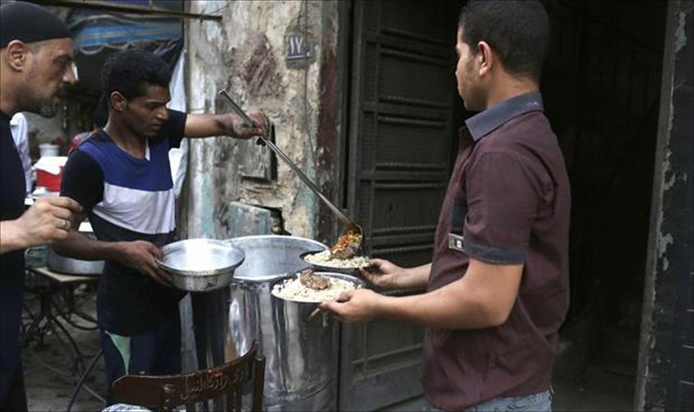 بالصور: موائد الرحمن عامرة في شوارع مصر