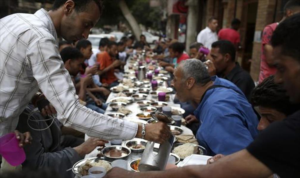 بالصور: موائد الرحمن عامرة في شوارع مصر