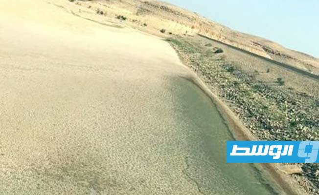 قاع بحيرة سد وادي كعام تتمدد فيه الشقوق جراء جفاف البحيرة. (وزارة الموارد المائية)