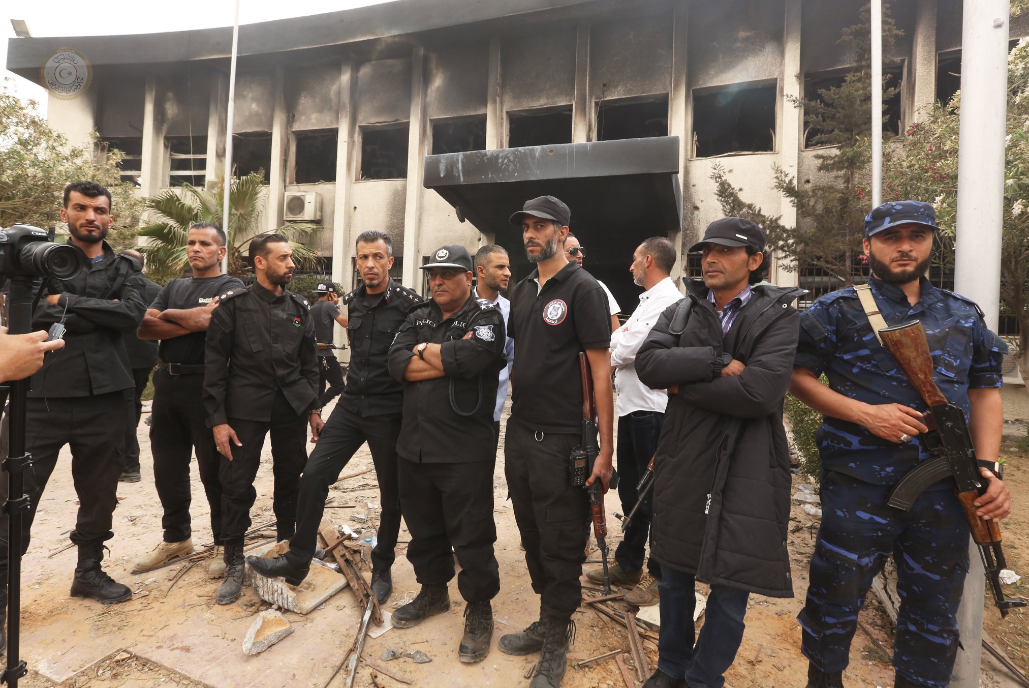 السراج خلال تفقده مقر مفوضية الانتخابات بعد الهجوم الإرهابي. (المكتب الإعلامي لرئيس المجلس الرئاسي)
