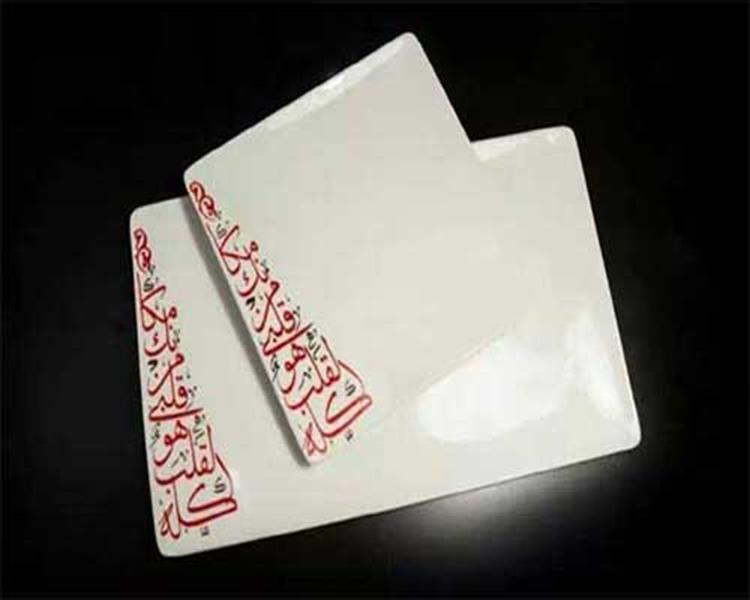 الخطّ العربيّ يُزيِّن الأكواب الفخارية والأطباق والمنازل