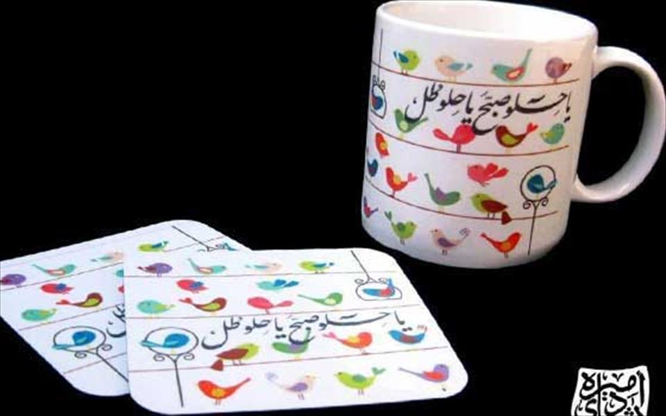 الخطّ العربيّ يُزيِّن الأكواب الفخارية والأطباق والمنازل