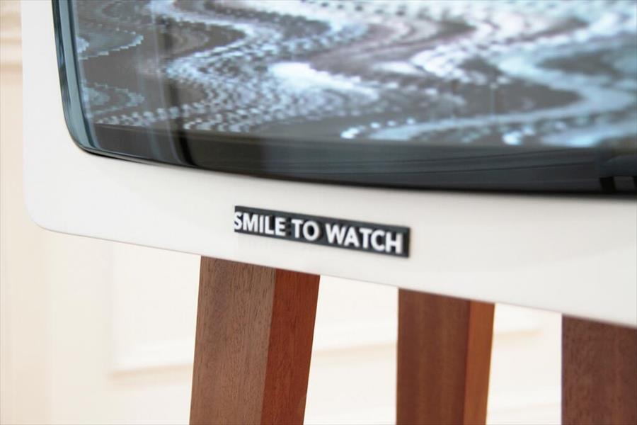 «سمايل تي في» تلفاز لا يعمل سوى بابتسامة مُشَاهده