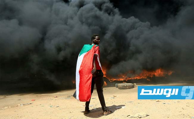 المتظاهرون السودانيون المناهضون للانقلاب العسكري يغلقون شوارع العاصمة