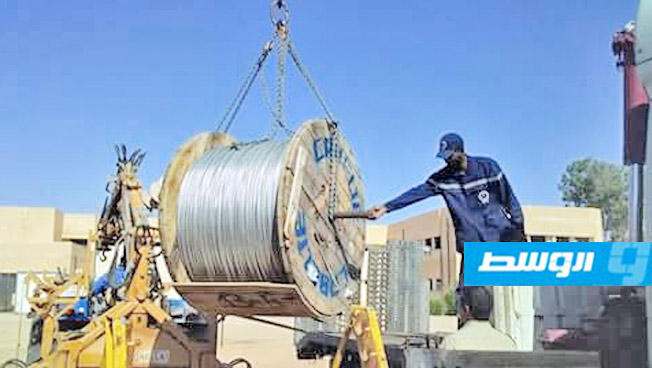 بالفيديو: شركة الكهرباء تمد خطوط الضغط العالي في تاورغاء