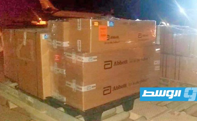 وصول أكثر من 28 ألف اختبار «كورونا» وأجهزة طبية إلى مطار مصراتة