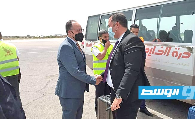 السفير التونسي في ليبيا، لسعد العجيلي، يستقبل رحلة الخطوط الجوية التونسية السريعة Tunisair إلى ليبيا, 7 يونيو 2021. (السفارة التونسية في ليبيا)