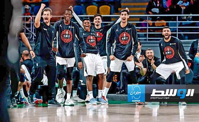 لاعبو فريق كرة السلة بالأهلي بنغازي يحتفلون بالفوز على سيتي أويلرز والتأهل لنهائيات «BAL» (فيسبوك)