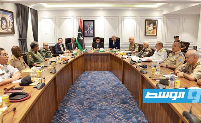 القائد الأعلى للجيش يناقش المستجدات الأمنية بالمناطق العسكرية الغربية