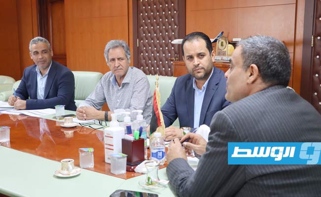 وزير المواصلات بحكومة الوحدة الوطنية الموقتة محمد سالم الشهوبي خلال اجتماع مع والشركة الليبية للتنمية والاستثمار القابضة، 11 أغسطس 2022. (وزارة المواصلات)