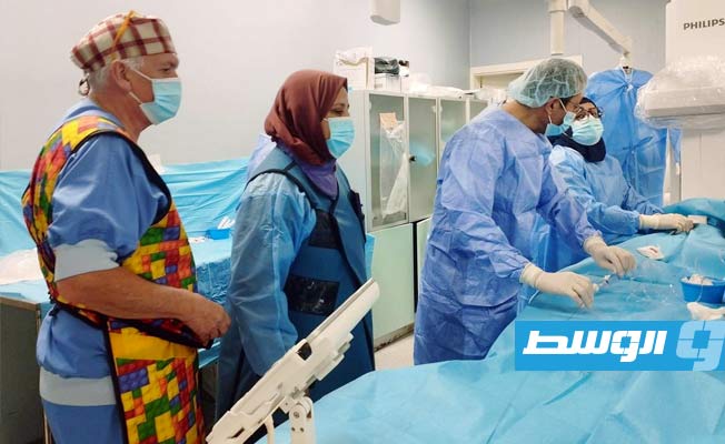 الفريق الطبي يستعد لاجراء عمليات قسطرة لأطفال ليبيا. (وزارة الصحة)
